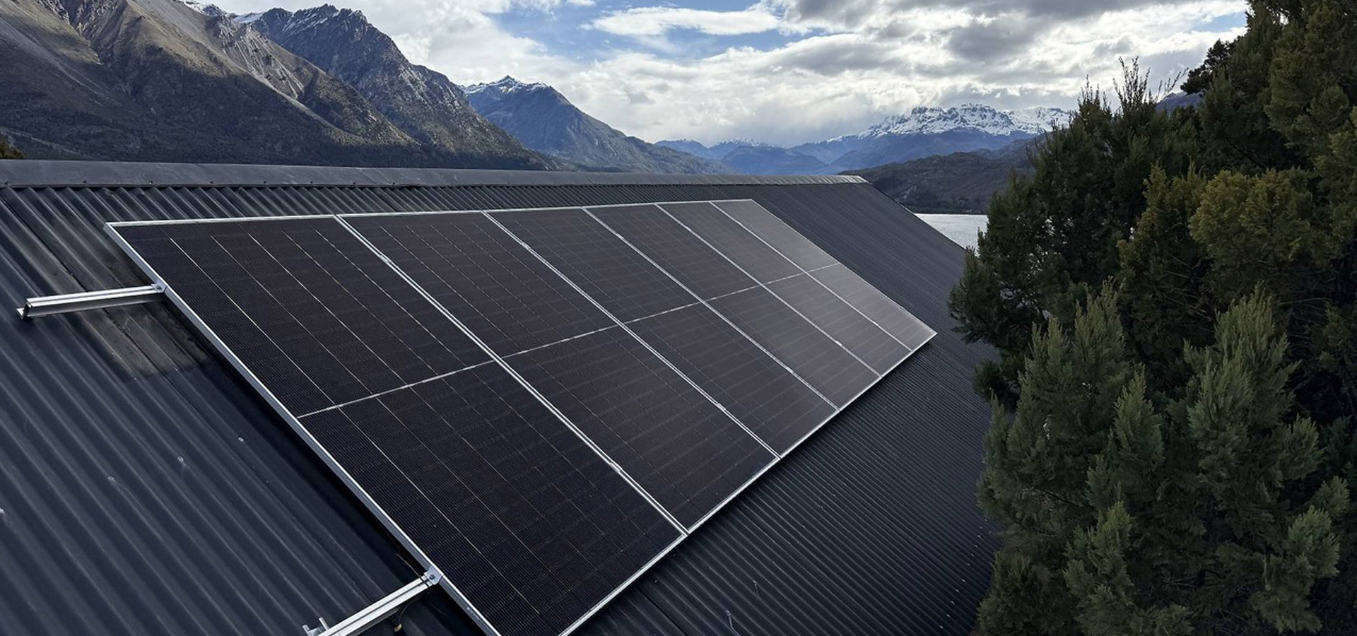 Paneles solares instalados sobre un techo en Cholila, Chubut.