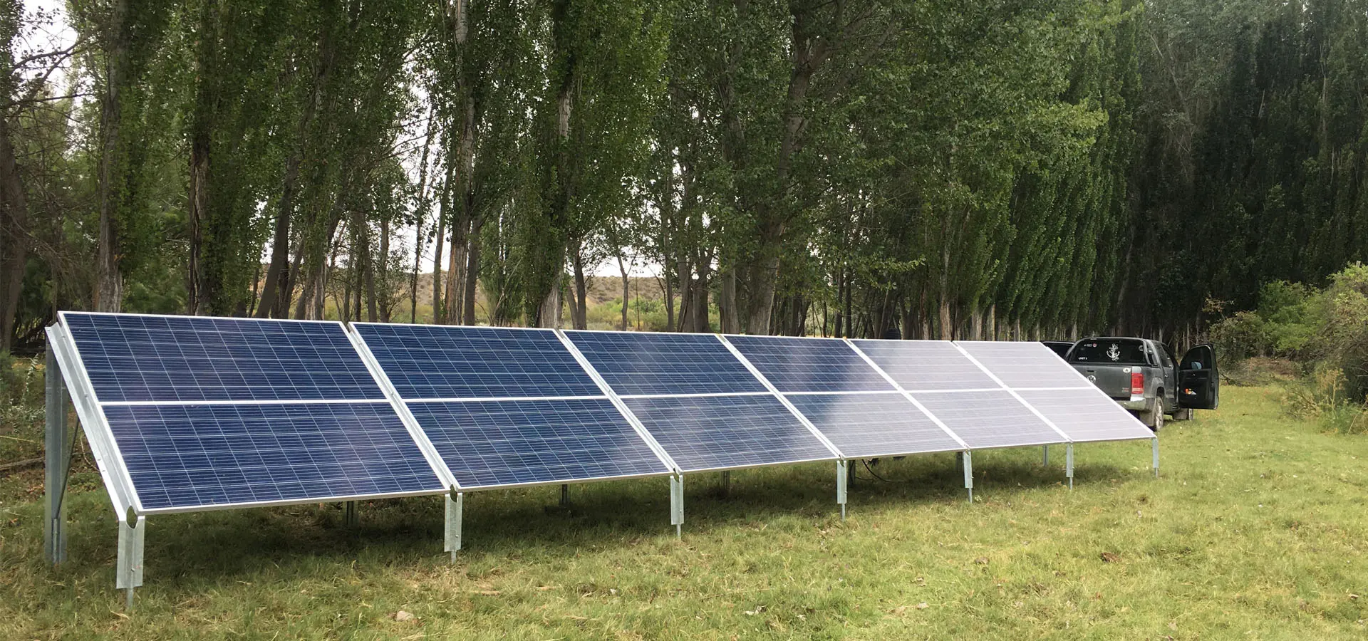 Paneles solares instalados sobre estructura en suelo en Sierra de la Ventana, Provincia de Buenos Aires.